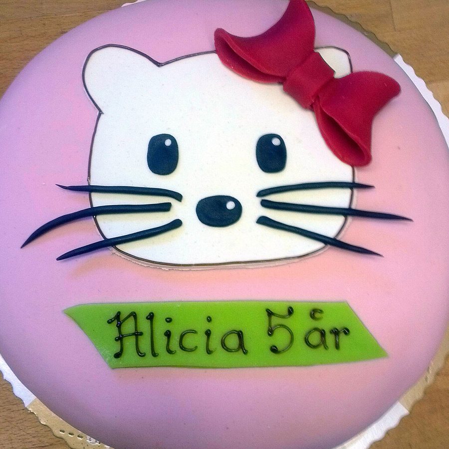 Figurtårta formad som ett kattansikte med rosett