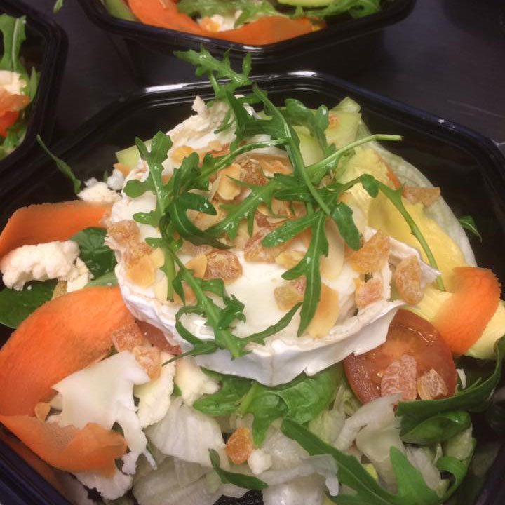 Sallad med ost, tomat och ruccola i avhämtningslåda